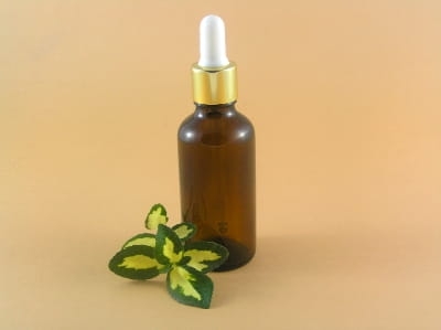 Olej z pestek czarnego bzu nierafinowany w butelce z ozdobną pipetą